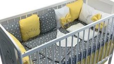 Lenjerie personalizata cu aparatori din 7 pernute pufoase Galben stelute pe gri 120x60 cm