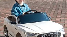 Masinuta electrica pentru copii cu licenta Audi E-Tron Sportback White cu telecomanda 2.4G, acumulator 12V4.5Ah,motoare 80w,lumini led,muzica,pornire la buton,usi cu deschidere,mp3usb,functie swing,3 viteze din telecomanda