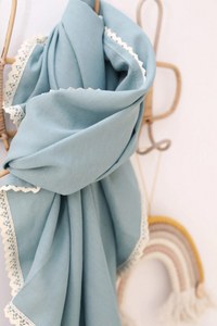 Paturica BabyLy usoara pentru copii multifunctionala din in cu margini din dantela culoarea marii 100x100cm - 1