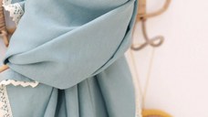 Paturica BabyLy usoara pentru copii multifunctionala din in cu margini din dantela culoarea marii 100x100cm