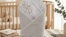 Paturica Bocioland Minky Sleeping Bunny 80x80 cm pentru bebelusi, cu 2 fete din bumbac 100% si fundita asortata