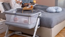 Patut atasabil Chicco Next2Me PopUp Atmoshpere gri cu picioare pliabile, laterala culisanta, reglabil pe inaltime, geanta de transport, husa detasabila si lavabila