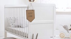 Patut din lemn masiv transformabil pentru bebe si junior Clasic Alb 140 x 70 cm