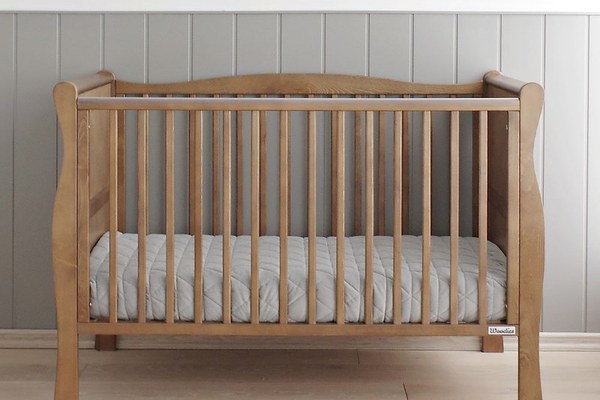 Patut din lemn masiv transformabil pentru bebe si junior Noble Vintage 140 x 70 cm