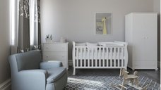 Patut din lemn si PAL Mini Sleight White 120x60 cm cu laterala detasabila si margine din silicon pentru protectie dintisori