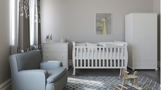 Patut din lemn si PAL Mini Sleight White 120x60 cm cu laterala detasabila si margine din silicon pentru protectie dintisori