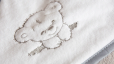Prosop de baie pentru copii BabyMam prevazut cu capison decorat cu broderie vesela, 100 bumbac, dimensiune 100 x 100 cm, Teddy Bear Grey
