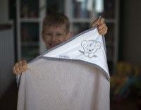 Prosop de baie pentru copii BabyMam prevazut cu capison decorat cu broderie vesela, 100 bumbac, dimensiune 100 x 100 cm, Teddy Bear Grey - 2