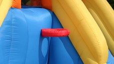 Saltea gonflabila Obstacle Course cu spatiu de catarat, doua tobogane, loc pentru sarit si doua tunele