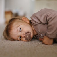 Set 2 suzete simetrice Babyono din silicon 18 luni+ cu maner fluorescent - 3