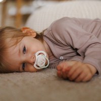 Set 2 suzete simetrice Babyono din silicon 18 luni+ cu maner fluorescent - 4