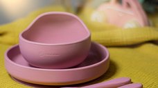 Set de hranire PetiteMars cu farfurie bol si tacamuri din silicon fara BFA roz