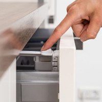 Set sigurante pentru sertare de tacamuri 2 bucati albe montare cu adeziv sau surub Reer 71090 - 2