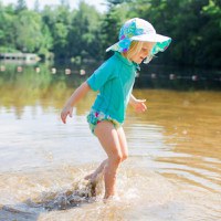 Slip fete refolosibil SPF 50+ cu capse si volanase Green Sprouts by iPlay Aqua Coral Reef 24 luni - 2