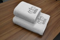 Set 2 Prosoape baie Brodate Alb cu broderie Argintiu, Coroana, bumbac 100% - 1