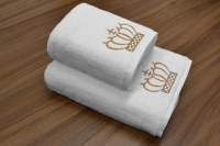 Set 2 Prosoape baie Brodate Alb cu broderie Auriu/Argintiu , Coroana, bumbac 100% (Culoare Broderie: Argintiu) - 1