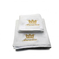 Set 2 Prosoape baie Brodate Alb cu broderie color, Model Coroana Regina + Nume, bumbac 100% - 2