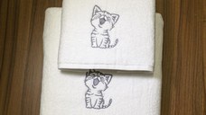 Set 2 Prosoape baie Brodate Alb cu broderie color, Model Pisicuta, bumbac 100%