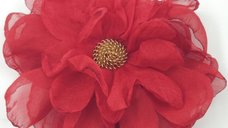 Brosa floare rosie cu diametru de 10 cm din voal matasos, cu clips pentru par