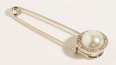 Brosa metalica argintie cu perla sintetica si pietricele fine albe, tip ac