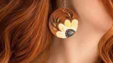 Cercei handmade ,din piele naturala  ,pictati manual cu crizantema,unicat