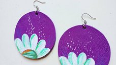 Cercei mov handmade pictati manual ,din piele naturala , cu crizanteme, unicat