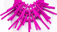 Colier ajustabil din lemn fucsia cu elemente lungi si inegale