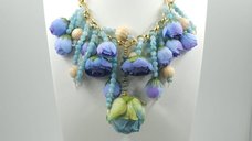 Colier artistic cu flori 3D in nuante pastelate de albastru si lila