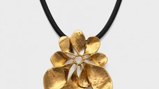 Colier elegant cu pandantiv floral din metal auriu si snur din silicon negru