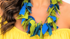 Colier handmade din piele naturala in nuante olive si albastru electric