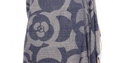 Esarfa din casmir cu design floral pe fond bleumarin