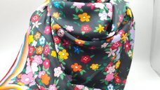 Esarfa rectangulara pareo cu imprimeu floral vibrant pe fundal negru