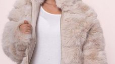 Geaca scurta din blana artificiala bej,  pufoasa si eleganta