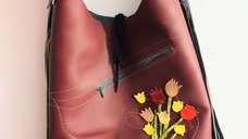 Geanta bordeaux tip sac,din piele naturala ,cu lalele
