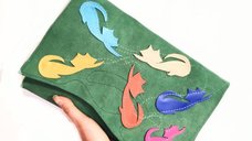 Plic din piele naturala intoarsa verde cu pisici colorate