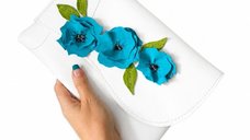 Poseta din piele naturala alba cu trandafiri turcoaz - handmade