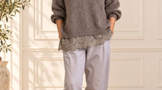 Pulover oversize bej inchis cu decolteu in V si dantela