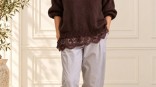 Pulover oversize maro, pufos, cu decolteu in V si dantela