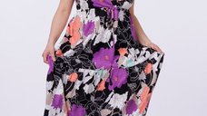 Rochie cu imprimeu floral si bust petrecut pe fundal negru