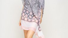 Rochie de plaja poncho cu design floral si buline roz, din vascoza 100%