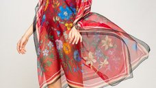 Rochie de plaja poncho cu imprimeu floral si fluturi, fundal rosu, din matase si vascoza