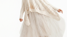 Rochie din tulle plisat cu pulover oversize cu paiete, bej