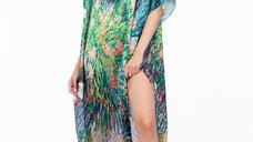 Rochie lunga de plaja tip poncho din matase cu imprimeu floral impresionist pe fond verde