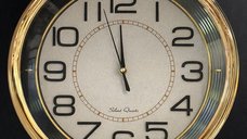 Ceas de perete modern cu accente aurii – 45 cm