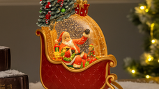 Lampa decorativa de Craciun cu Mos Craciun si spiridus in sanie, lumini si melodii festive