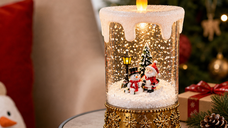 Lumânare Decorativă Premium de Crăciun cu Moș Crăciun și Om de Zăpadă – Iluminare Caldă și Efect de Ninsoare, 12 × 12 × 28,5 cm