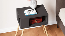 Noptiera moderna cu picioare din lemn si raft deschis, 44 x 29 x 18 cm, design scandinav